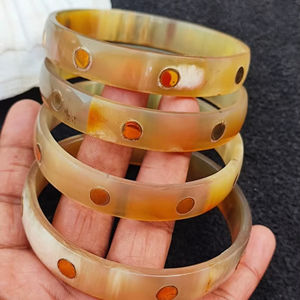 Bracelets en corne de buffle naturelle polie, écologiques, avec incrustation de résine ambrée, faits à la main, ensemble de bracelets en corne. - Product Image 1