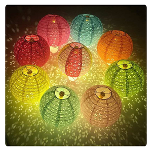 Lanternes traditionnelles en soie et en bambou pour un éclairage domestique unique qui captive les invités - Product Image 1