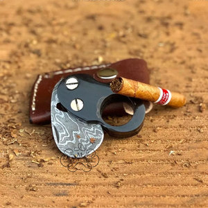 Cutter à cigares multifonctionnel en acier Damas avec logo personnalisé – Accessoire de coupe-cigares en promotion - Product Image 2