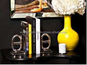 Serre-livres moderne en métal argenté avec design réglable, parfait pour un alignement de bureau élégant et une décoration de bureau élégante - Product Image 2