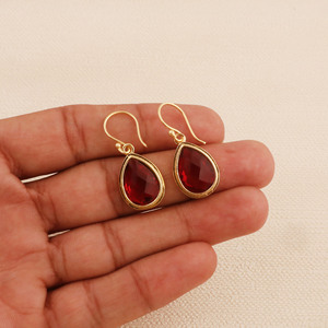 Pendientes Colgantes de Granate Rojo, Hechos a Mano, con Gema Facetada en Forma de Pera, Chapados en Oro, Joyería Artesanal - Product Image 2
