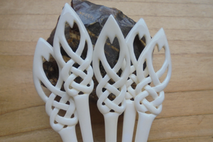 Épingle porte-boucles d'oreilles en forme d'os |   Bâtonnet à cheveux fait main en matériaux naturels - Product Image 5