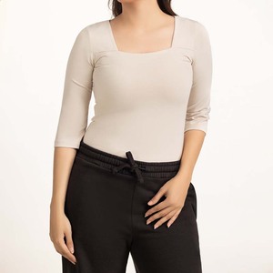 Camiseta de Mujer Hecha a Medida al Por Mayor, Cuello Cuadrado Beige, Manga 3/4, Camiseta Beige Elegante, Ropa - Product Image 1
