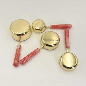 Juego de 4 Tazas Medidoras de Metal de Acero Inoxidable con Recubrimiento PVD Dorado Ecológico y Asas de Resina para Repostería, Cocina, Hogar y Hotel - Product Image 5