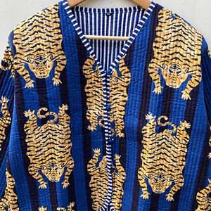 Manteau court à superpositions avec poches avant pour l'automne, veste en coton matelassée faite à la main avec motif léopard imprimé réversible - Product Image 1