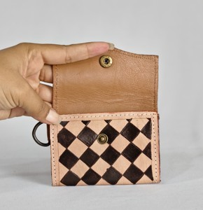 Porte-monnaie miniature en cuir véritable fait main avec motif diamant et embossage floral, bracelet de poignet, style vintage, fermeture à bouton-pression, unisexe - Product Image 4