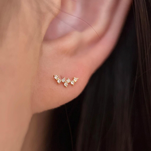 Boucles d'oreilles minimalistes en or jaune 14K 18K avec diamants de laboratoire ronds, clous d'oreilles incurvés, monture unique en grappe, puces de diamants délicates - Product Image 1