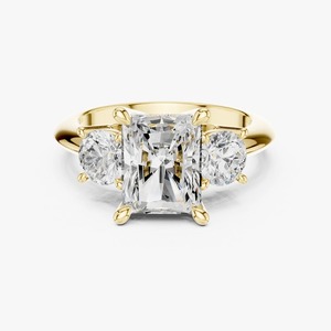 Anillo de Compromiso de Oro Amarillo de 9K con Diamante Cultivado en Laboratorio de Corte Radiante de 2.50CT y Tres Piedras Laterales Redondas, Venta al Por Mayor - Product Image 5