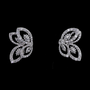 Élégantes boucles d'oreilles clous en or massif 14 carats, inspirées des papillons, avec diamants de laboratoire taille marquise, idéales pour mariages, soirées et cadeaux de luxe - Product Image 1