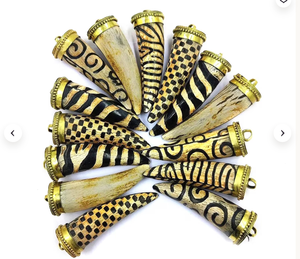 Colgante Decorativo Artesanal de Cuerno de Búfalo Tallado con Patrón Animal, Artesanía Natural A B C D E - Product Image 5