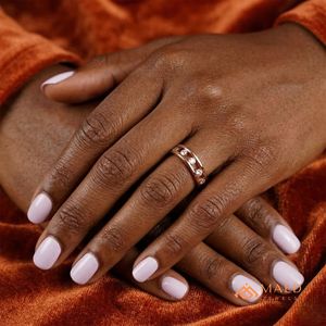 Anillo de Moissanita Redondo con Cinco Piedras, Banda Abierta Dividida, Oro Rosa, Anillo de Boda para Mujer, Joyería Fina, Diseño de Lujo, Premium - Product Image 5