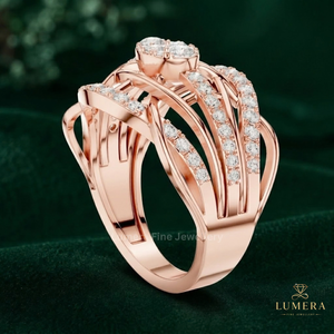 Anillo de diamantes con diseño de racimo ovalado único, con engaste central elevado, galería abierta de vástago cruzado con pavé en capas y banda ancha - Product Image 3