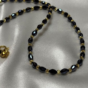 สร้อยคอประดับลูกปัดสีดำทรงเหลี่ยมพร้อมตัวคั่นสีทอง สไตล์มินิมอล ทำด้วยมือจากลูกปัดอัญมณี สร้อยคอแฟชั่นสำหรับผู้หญิง - Product Image 4