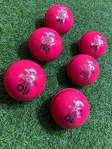ลูกคริกเก็ตคุณภาพพรีเมียม 4 ลูก น้ำหนัก 156 กรัม ยี่ห้อ Kookaburra Club Match สำหรับการแข่งขัน  ทำจากหนังสีแดง แกนคอร์ก - Product Image 5