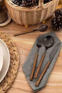 Ensemble de couverts en métal Signature avec manche en bois, apprécié pour son artisanat et sa praticité - Product Image 4