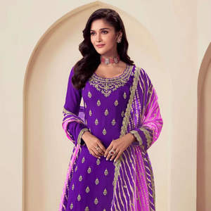 Traje Anarkali de Diseñador en Viscosa Chinon con Bordado de Zari y Lentejuelas, Conjunto de Kurta, Pantalón y Dupatta - Product Image 6