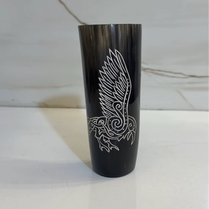 Verre à shot en corne naturelle sculpté avec des oiseaux, pour la culture viking, cadeau pour hommes vikings, verre à boire en corne pour événement culturel - Product Image 1