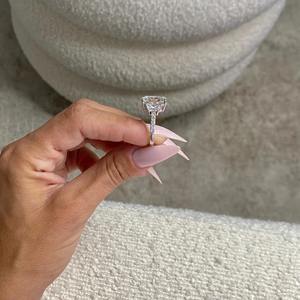 Anillo de Diamante Cultivado en Laboratorio con Corte Radiante de 6 Quilates, Certificado por IGI, Piedras Laterales Redondas, Anillo de Compromiso Único de Tres Piedras en Oro de 18k - Product Image 1