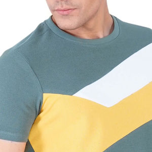 เสื้อยืดคอกลมแขนสั้นสีเขียวเซจสำหรับผู้ชาย ลายบล็อกสีเรขาคณิตที่อก ผ้าฝ้ายลำลองแฟชั่นฤดูร้อน รับทำโลโก้ตามสั่ง OEM ODM - Product Image 5