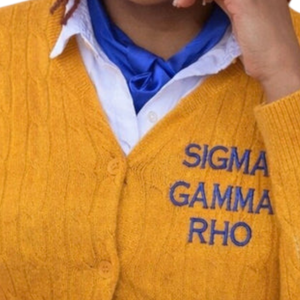 เสื้อคาร์ดิแกนถักลายเคเบิ้ล SGRHO แบบสั่งทำพิเศษ สำหรับสตรีชมรม Sigma Gamma Rho ของกรีซ ปักลายติดกระดุม เสื้อสเวตเตอร์ลำลอง ขายส่ง - Product Image 6