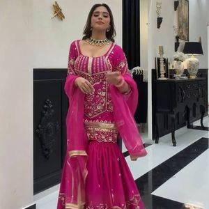 Ensemble de robe Sharara en soie Sindoor de créateur, orné de broderies de sequins, est un choix idéal pour les mariages et les festivals. - Product Image 6