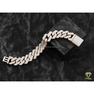สร้อยข้อมือดีไซน์เนอร์แบบ Cuban Link สีโรสโกลด์ ประดับด้วยพลอย VVS Lab Grown คุณภาพพรีเมียม พร้อมตัวล็อกแบบ Iced Out ที่ปลอดภัย - Product Image 3