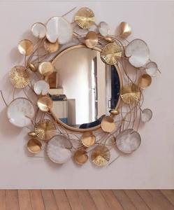 Espejo metálico elegante y exquisito que realza los dormitorios añadiendo un toque sereno y lujoso. - Product Image 2