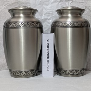 Urna Conmemorativa Premium para Adultos en Acabado de Peltre Cepillado |   Construcción de latón macizo |   Urnas Funerarias a Precios Directos de Fábrica - Product Image 4