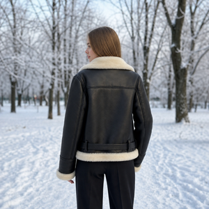 Chaqueta de Mujer Corta de Otoño, Negra, de Piel Sintética, Cortavientos, Tejida, Estampada, Moderna, con Cuello Vuelto, de Cuero Proteico - Product Image 5