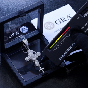 Pendentif Croix de Prière en Argent 925 et Moissanite - Pendentif Artisanal Fait Main avec Pierres Serties à la Main, Pendentif Croix en Moissanite - Product Image 5