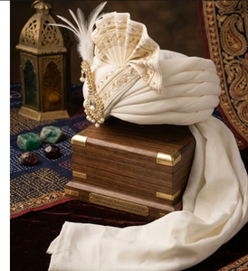 Turban de mariage blanc en soie Pagri Safa avec embellissements en perles, pré-noué, vente en gros - Product Image 1