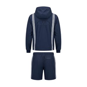 Conjunto deportivo de dos piezas para hombre, con detalles de franjas reflectantes, chaqueta cortavientos azul marino con capucha y pantalones cortos de nailon. - Product Image 3