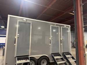 Remorque sanitaire 4 postes de toilettes 15x8' avec 2 essieux de 7 000 lb, réservoir de déchets de 450 gallons, réservoir d'eau potable de 200 gallons avec pompe à eau Scala - Product Image 4