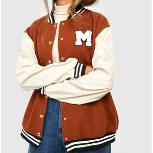 แจ็คเก็ตวาร์ซิตี้แบบ Letterman พรีเมียมสำหรับผู้ชาย แบรนด์ OEM ดีไซน์ทันสมัย แขนหนังบุขนแกะ เหมาะสำหรับฤดูหนาว ตกแต่งด้วยผ้าปะติดปะต่อ  แจ็คเก็ตสำหรับผู้หญิง - Product Image 4