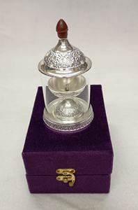 Quemador de aceite de metal Akhand Diya en caja de regalo de terciopelo - Product Image 2