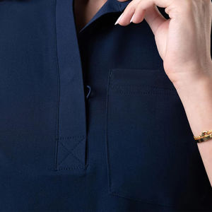 Uniforme Médico Personalizable para Mujer, Manga Corta, Cuello en V, 3 Bolsillos, Ecológico, Ligero, con Protección Contra Agujas, para Hospitales - Product Image 2