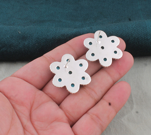 Boucles d'oreilles pendantes de luxe Shree Jaipur en argent sterling 925 et turquoise, style vintage goutte d'eau, faites à la main au Rajasthan, pour mariage et fête - Product Image 5
