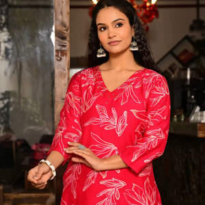 Salwar Kameez Rojo de Algodón para Mujer, Estampado de Hojas, Estilo Étnico para Fiestas, Cuello en V, Manga Tres Cuartos, Proveedor al por Mayor - Product Image 1