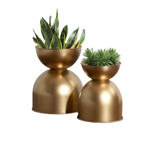 Jarrón Decorativo de Metal con Acabado Dorado de Estilo Diseñador con Patas de Bola para Interiores de Lujo para Decoración de Hogar, Hotel y Restaurantes - Product Image 4