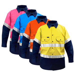 Chemise de travail haute visibilité réfléchissante pour homme, manches longues, jaune, orange, bleu, rose avec bas bleu marine et bandes argentées - Product Image 1