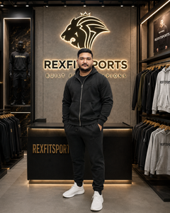 Conjunto Deportivo REXIT SPORTS para Hombre con Logotipo en Relieve, Sudadera con Capucha Personalizada y Pantalones Deportivos, la Marca en Relieve Crea una Apariencia Premium - Product Image 1