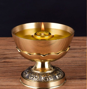 Diya grande de latón con chimenea protectora de vidrio y tapa metálica con diseño de estrella. Disponible a precios de mayorista. - Product Image 2