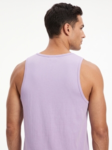 Camiseta sin Mangas Dumela para Hombre, Color Lavanda, Cuello Redondo, Tejida, Estilo Casual - Product Image 5