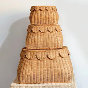 ตะกร้าหวายฝาปิดขอบลายหอยเชลล์ หลายขนาด กล่องจัดเก็บสำหรับจัดระเบียบตู้เสื้อผ้า - Product Image 1