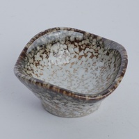 Assiette carrée en céramique grès marron crème au design moderne, passe au lave-vaisselle, avec glaçure réactive, idéale pour la sauce soja et les sushis