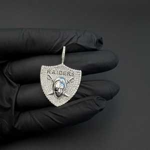จี้โมอิสซาไนต์แบบกำหนดเอง ประดับเพชรเต็มรูปแบบ รูปทรงโล่ฮีโร่ สไตล์ฮิปฮอป สำหรับผู้ชาย พร้อมจี้และชาร์มเงินแท้ 925 - Product Image 4