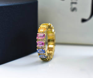 Anillo de Eternidad Everlasting Iris con Corte Esmeralda, Zafiros Naturales Multicolor y Diamantes, Prisma Royale, Oro de 14K, Arcoíris - Product Image 2