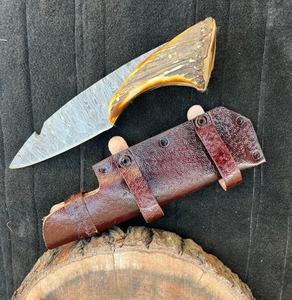 Damascus Steel Hunting Knife Drop Point Blade 0.7mm Thickness Straight Edge Horn Handle <b>Leather</b> Sheath Included - Product Image 4