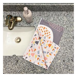 Paquete de 4 Toallas de Algodón con Estampado Animal y Letra Inicial Personalizable, Secado Rápido, Absorbentes y Reutilizables para Cocina o Viajes - Product Image 3