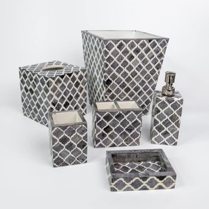 Juego de Accesorios de Baño Modernos Portátiles de Tres Piezas en Blanco y Negro con Diseño de Cuatro Hojas de ILAHI, Dispensador de Jabón y Caja para Toallas de Papel - Product Image 1